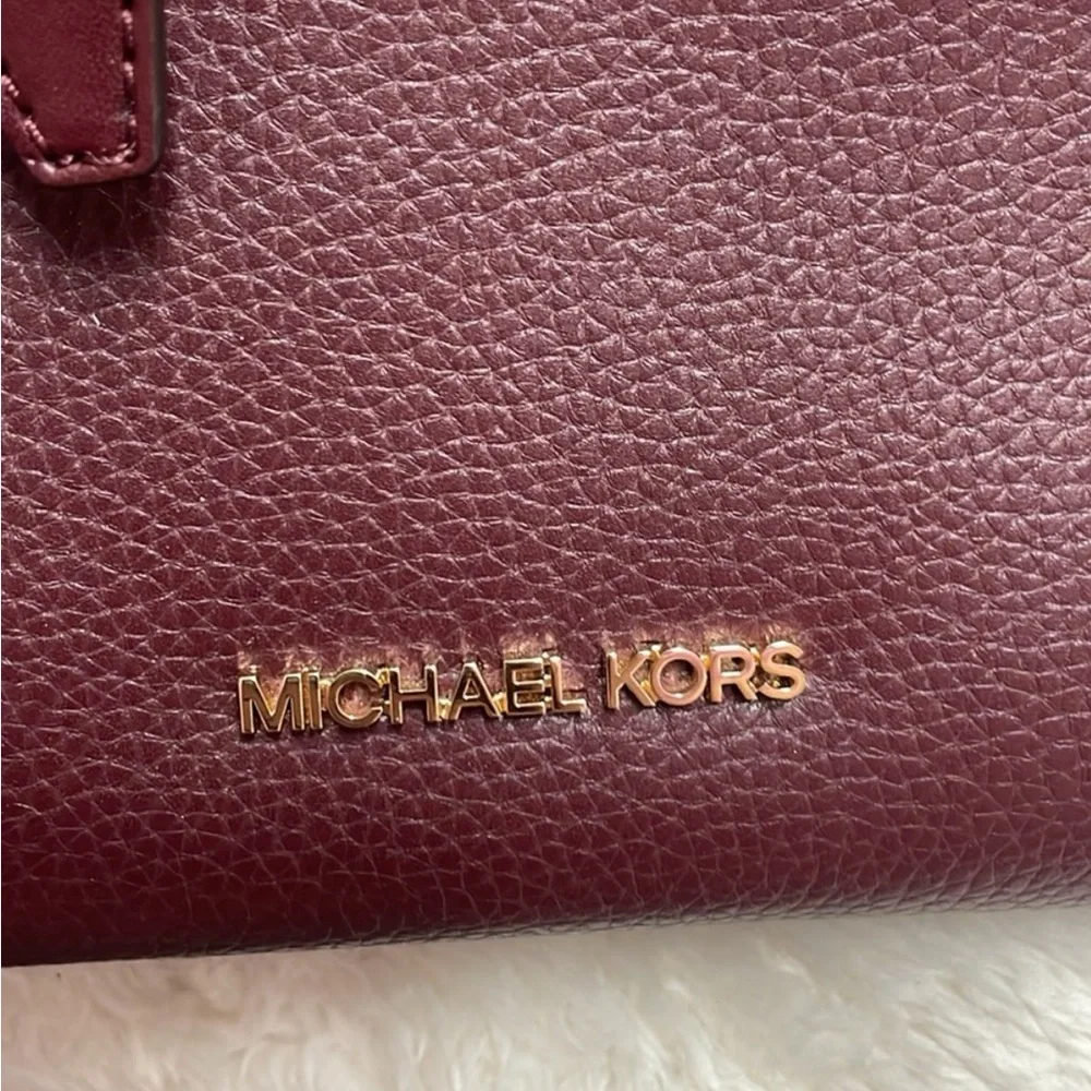Michael Kors ‘Emilia’ Large Tote. Beautiful color and in excellent condition. - Picture 2 of 6